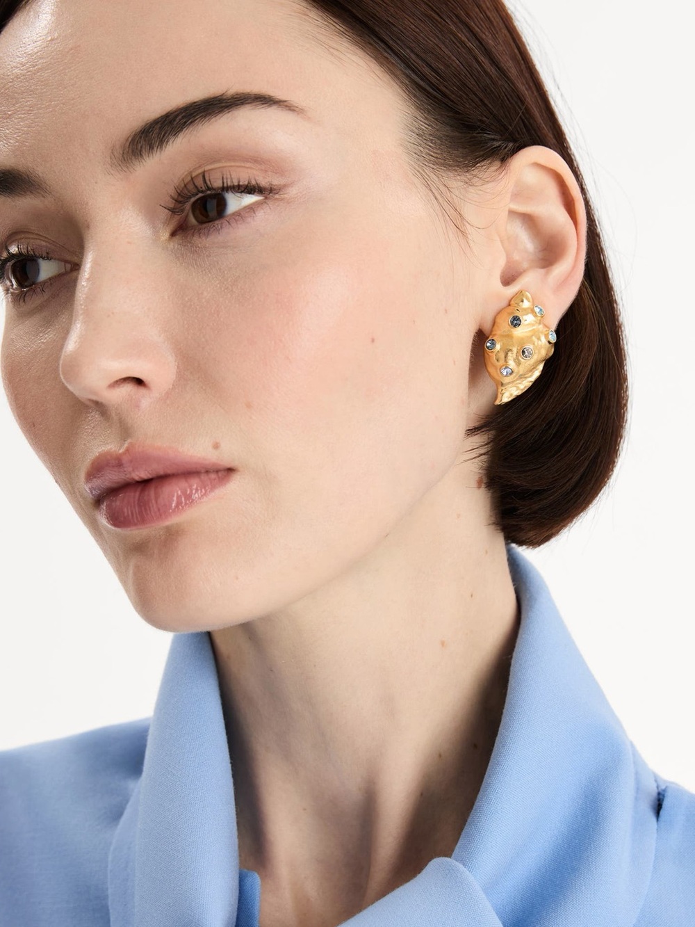 Oscar de la Renta Blue Crystal Seashell Earrings - Picture 2 of 2